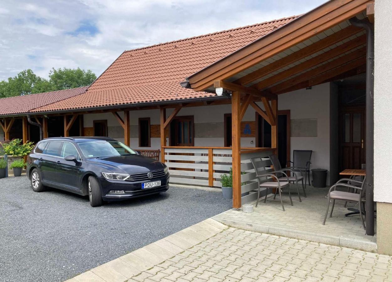 Toronyi Vendeghaz Hotel Екстериор снимка