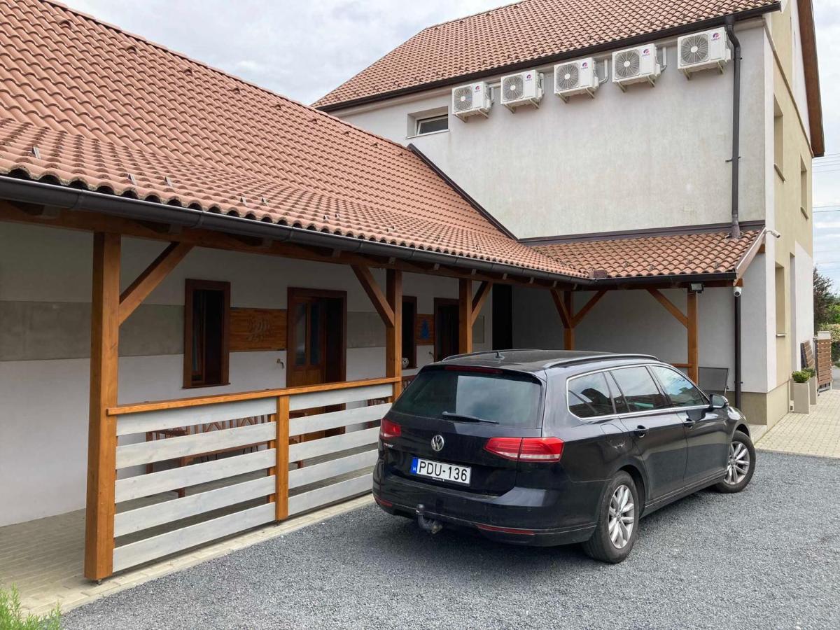 Toronyi Vendeghaz Hotel Екстериор снимка